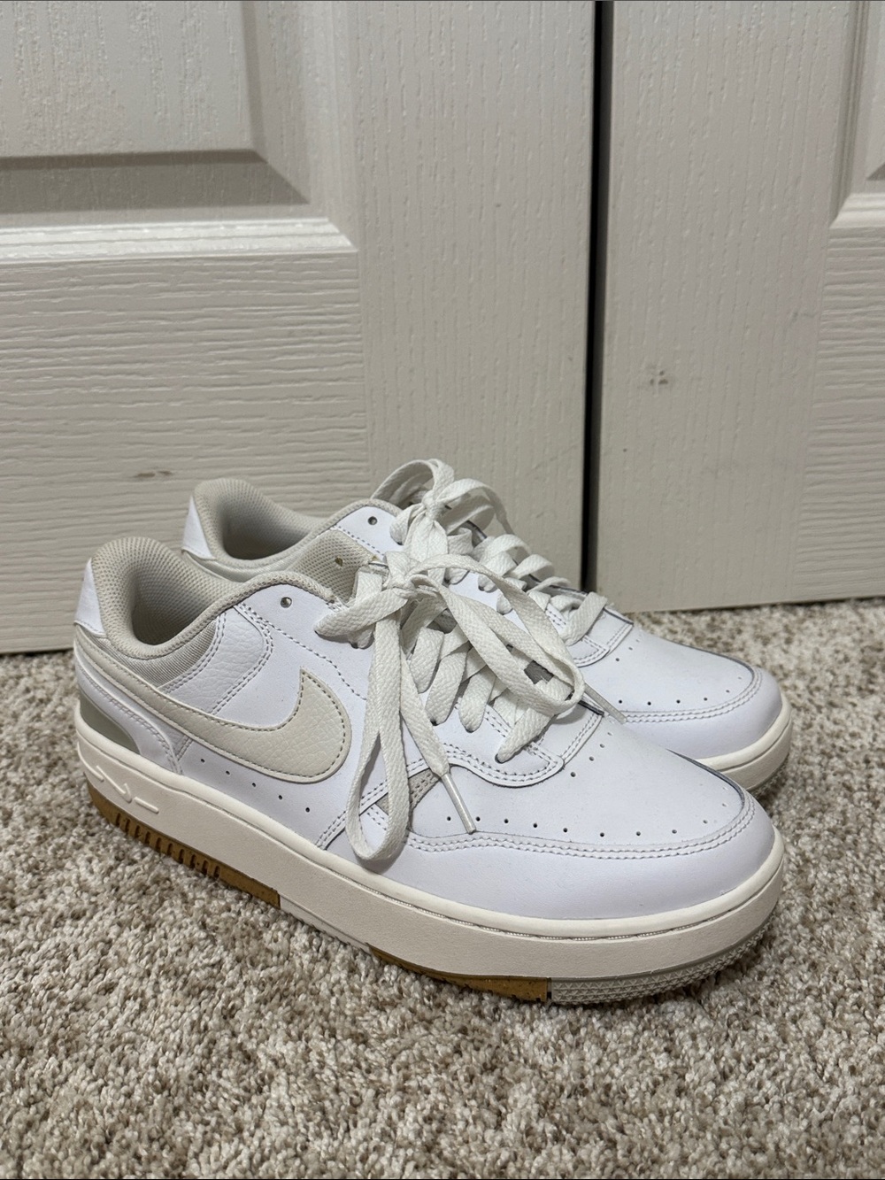 Nike White Leather Low-Top Sneakers with Cream and Gum Sole Womens 10